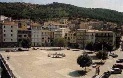 La centralissima piazza Asproni